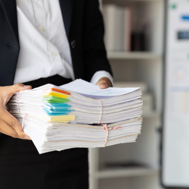 Medewerker verwerkt administratie en dossiers