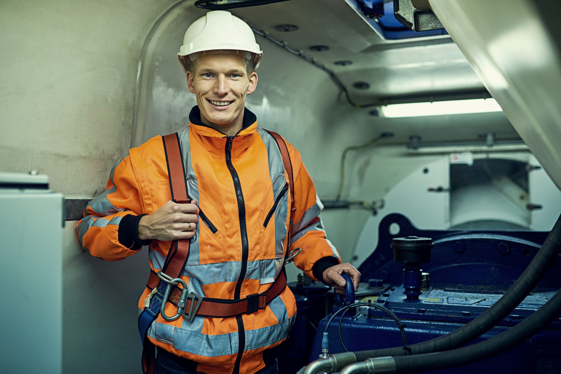 Werkvoorbereider werkt aan een technische tekening en planning op kantoor