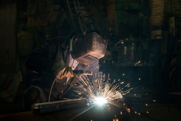 Lasser met lashelm aan het werk in een werkplaats