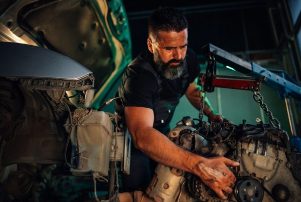 Monteur voert onderhoud uit aan een automotor